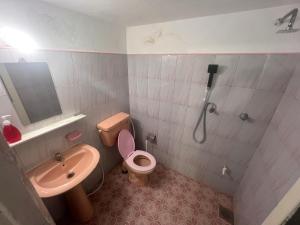 Un baño de The Drop In Madiha I Double Bedroom with private Bathroom