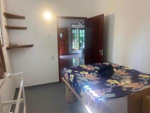 Una cama o camas en una habitación de The Drop In Madiha I Double Bedroom with private Bathroom
