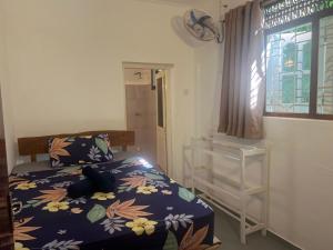 Una cama o camas en una habitación de The Drop In Madiha I Double Bedroom with private Bathroom