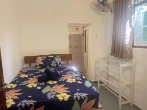 Una cama o camas en una habitación de The Drop In Madiha I Double Bedroom with private Bathroom