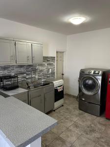 a kitchen with a stove and a washing machine at Departamento independiente en Juárez in Ciudad Juárez