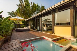 Bazén v ubytování Chen Sea Resort & Spa Phu Quoc nebo v jeho okolí