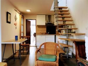 Una cocina y un comedor con mesa y sillas. en La Philatelle, en Préfailles 14 fotos más