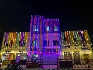 un edificio è illuminato da luci viola e blu di Shri Mahaveer Residency a Ayodhya