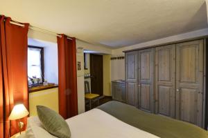 a bedroom with a bed and some cabinets and a window at Coeur Blanc in Verrand