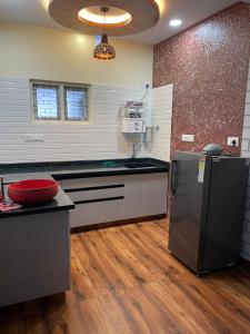 Η κουζίνα ή μικρή κουζίνα στο service apartment