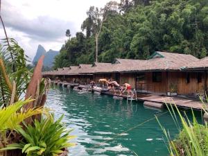 Imagem da galeria de Khaosok Lake House At Ratchaprapa Dam em Ban Bang Kaeo