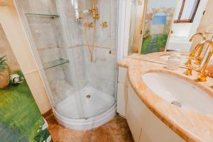 フォルテ・デイ・マルミにあるForte 07のシャワー、洗面台、トイレ付きのバスルーム