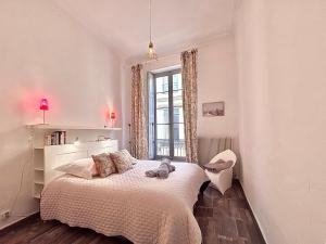 Postel nebo postele na pokoji v ubytování Le 22, T3 centre Nîmes Maison Carrée, 2 chambres