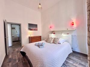 Postel nebo postele na pokoji v ubytování Le 22, T3 centre Nîmes Maison Carrée, 2 chambres