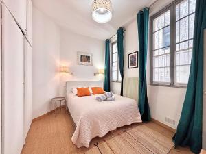 Postel nebo postele na pokoji v ubytování Le 22, T3 centre Nîmes Maison Carrée, 2 chambres