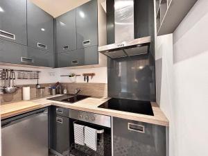 Kuchyň nebo kuchyňský kout v ubytování Le 22, T3 centre Nîmes Maison Carrée, 2 chambres + 2 fotografie