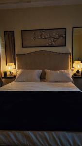 Ένα ή περισσότερα κρεβάτια σε δωμάτιο στο الجاكرندا الدرعيه البجيري