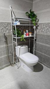 Ένα μπάνιο στο الجاكرندا الدرعيه البجيري +12 φωτογραφίες