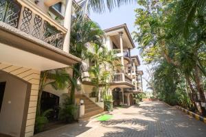 una strada di fronte a un edificio con palme di Aveeno Resort near Calangute and Baga a Goa