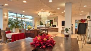 Televisyen dan/atau pusat hiburan di Hotel Lavender - Oleander Resort