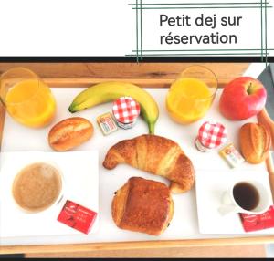 a tray of food with breakfast foods on it at Rodez centre ville, Parking public gratuit, Petit dej supplément in Rodez