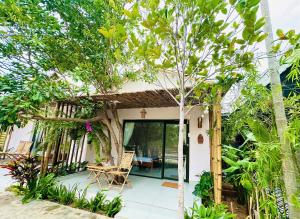 ムイネーにあるChillout Home Villas Mui Neのパティオ付きの家の景色を望めます。
