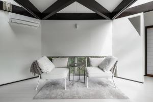 Ruang duduk di Sunlit Villa Izu -星降る陽だまり森の宿-