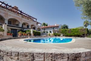 Bazén v ubytovaní Luxury 2br apartment 50m from beach alebo v jeho blízkosti