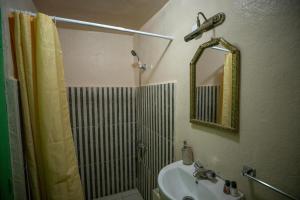 Vannituba majutusasutuses Riad dar Merzouga