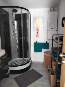 W łazience znajduje się prysznic ze szklaną obudową. w obiekcie L'ANNEXE endroit zen et chaleureux. Jacuzzi extérieur w mieście Brignoles