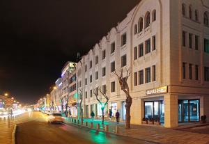 コンヤにあるDergah Hotelの夜の街路