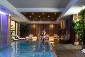 YOUMAMI Suite Hotel Wellness&Spa内部或周边的泳池
