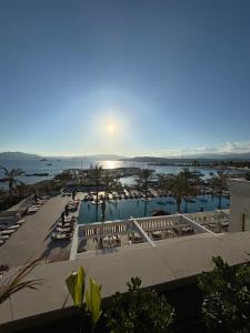 een uitzicht op het zwembad van een resort bij Palm Beach front de mer in Cannes