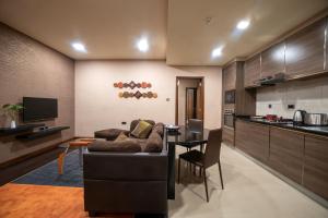カンパラにあるSpeke Apartments Wampewoのソファとテーブルのあるリビングルーム