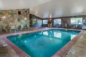a large swimming pool in a hotel room at Comfort Inn & Suites Tualatin - Lake Oswego South in Tualatin