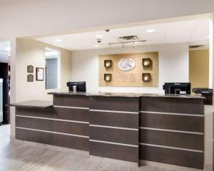 サンアンジェロにあるComfort Suites San Angelo near Universityの歯科事務所内のレジカウンター付きロビー