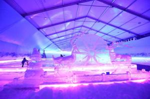 Resort ori luxury Vinhomes Grand Park 3 giường, 2WC, 2PN plus في Long Bình: غرفة بها تمثال ثلج كبير مع أضواء +48 صورة