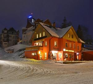 ペツ・ポト・スニェシュコウにあるApartmá Turista, Pec pod Sněžkouの夜の雪家