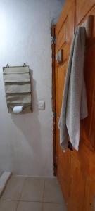a bathroom with a towel hanging on a door at La Casa de Leo - Hostal, Restaurante y Artesania local in San Juan de Oriente