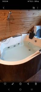 vasca con doccia e servizi igienici di Cabana AFO A Frame a Brăteasca