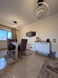 a dining room with a table and chairs in a room at شقة بموقع متميز في الشيخ زايد in Sheikh Zayed