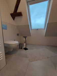 a bathroom with a toilet and a large window at Ferienwohnung im sanierten Denkmal max 3 Personen FeWo1 in Bischofswerda