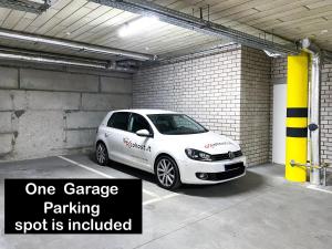 biały samochód zaparkowany na parkingu jest wliczony w cenę w obiekcie cohost I New Bastėja Life Apartments w-Garage Prkg & Self Check-in w Wilnie