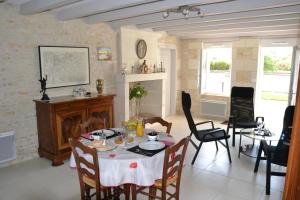 a dining room with a table and chairs at Château-Vert in Chaveignes