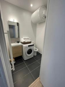 Koupelna v ubytování 2P Porte de Paris, sortie métro face au bois