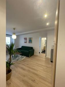 Posezení v ubytování 2P Porte de Paris, sortie métro face au bois