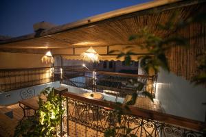 Rõdu või terrass majutusasutuses Riad dar Merzouga