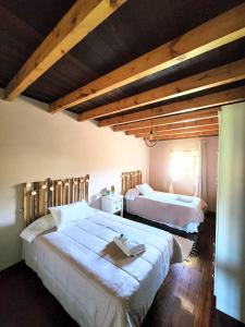 a bedroom with two beds in a room at La Esmeralda in Hornedo