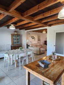 a living room with a table and a couch at La Esmeralda in Hornedo