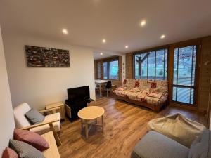 a living room with a couch and a table and chairs at 4P au pied des pistes, refait à neuf, La Plagne, avec WIFI in Les Coches