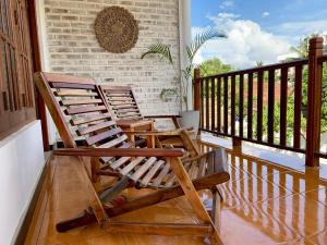 zwei Schaukelstühle auf einer Veranda in der Unterkunft Oltremare Mirissa in Mirissa