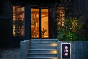西江三春里中全景美宿的门面或入口