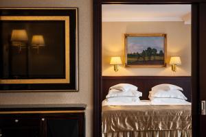 Posteľ alebo postele v izbe v ubytovaní Hotel Gołębiewski Mikołajki