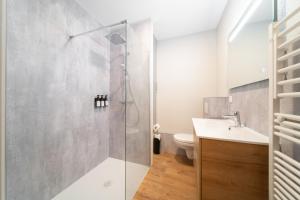 une salle de bain avec douche et lavabo dans l'établissement La Tigresse Colmar Centre, à Colmar